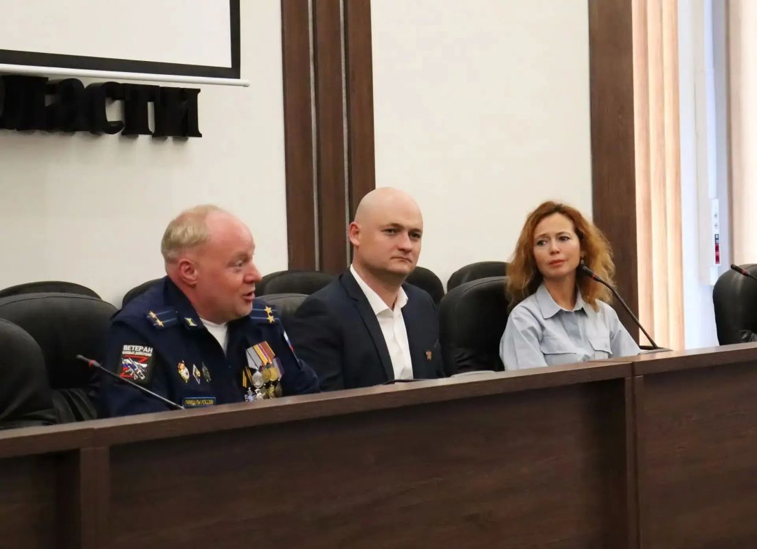 В прокуратуре Ярославской области состоялось уникальное событие – специальный показ художественного фильма «Раскаты» режиссера Глеба Пускепалиса В прокуратуре Ярославской области состоялось уникальное событие – специальный показ художественного фильма «Раскаты» режиссера Глеба Пускепалиса