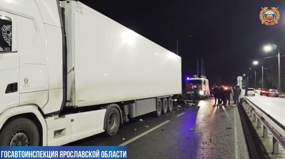 Водитель BMW влетел в стоящую фуру в Ярославской области — мужчина погиб Водитель BMW влетел в стоящую фуру в Ярославской области — мужчина погиб