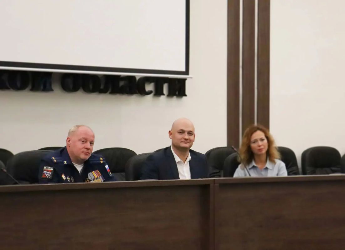 В прокуратуре Ярославской области состоялось уникальное событие – специальный показ художественного фильма «Раскаты» режиссера Глеба Пускепалиса В прокуратуре Ярославской области состоялось уникальное событие – специальный показ художественного фильма «Раскаты» режиссера Глеба Пускепалиса
