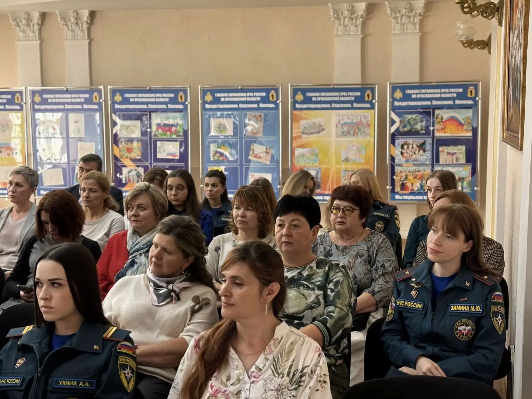 Прокурор отдела по надзору за исполнением законодательства о противодействии коррупции прокуратуры Ярославской области Татьяна Земскова провела тематический семинар для служащих Главного управления МЧС России по Ярославской... Прокурор отдела по надзору за исполнением законодательства о противодействии коррупции прокуратуры Ярославской области Татьяна Земскова провела тематический семинар для служащих Главного управления МЧС России по Ярославской...