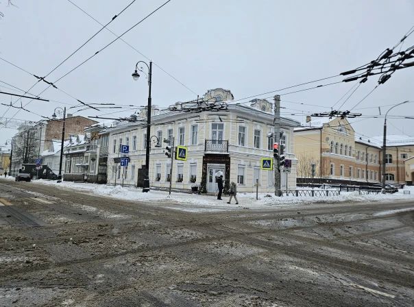 Уникальность купеческого быта в дореволюционной России заключалась в его двойственности: за внешней приверженностью исконным традициям и желанием блеснуть достатком скрывалось внимательное отношение к городским и европейским...