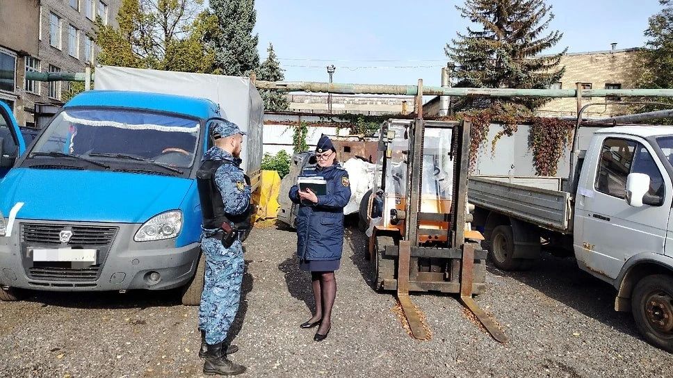 Судебные приставы арестовали 12 автомобилей ярославского промышленного предприятия в рамках сводного исполнительного производства