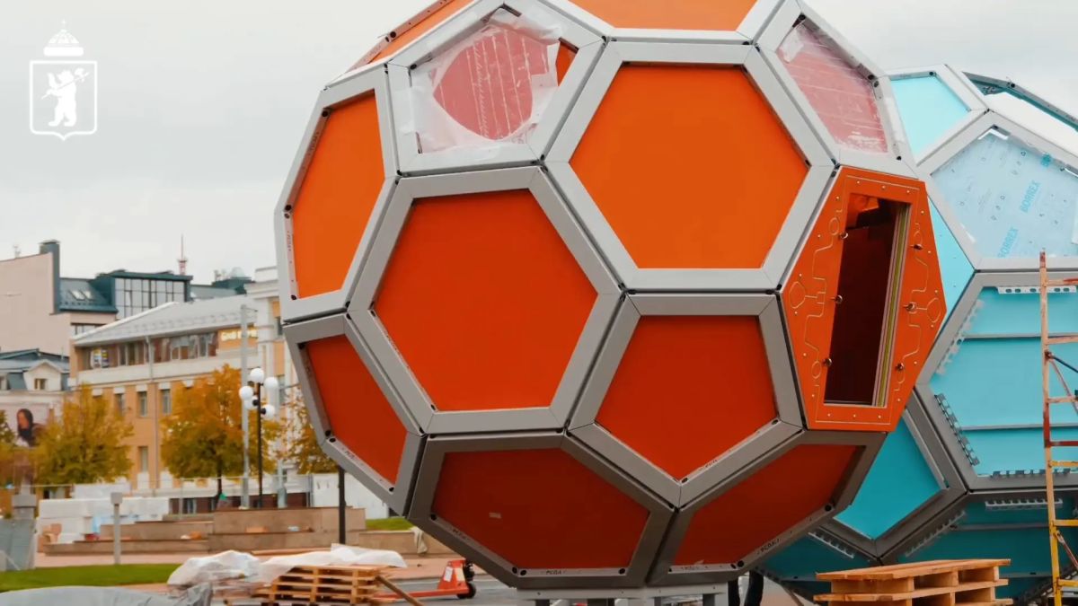 На площади Юности фигура сказочной Птицы Говоруна уже заняла своё место На площади Юности фигура сказочной Птицы Говоруна уже заняла своё место