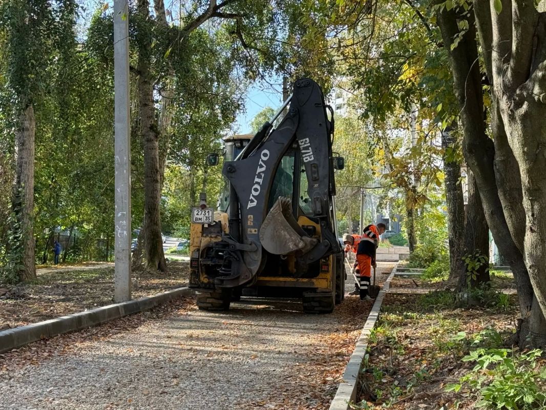 Михаил Евраев: Продолжаем последовательно обновлять дворовые территории Михаил Евраев: Продолжаем последовательно обновлять дворовые территории