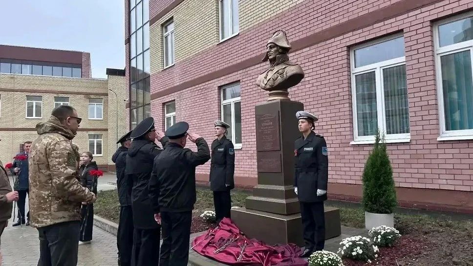 На территории школы №93 в Ярославле открыли бюст флотоводцу Федору Ушакову