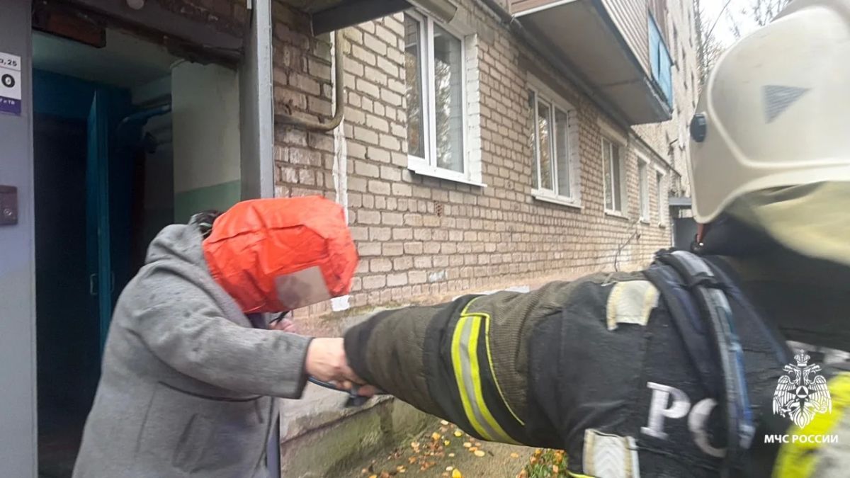 Пожарные МЧС России спасли 7 человек и эвакуировали 20 жильцов Пожарные МЧС России спасли 7 человек и эвакуировали 20 жильцов