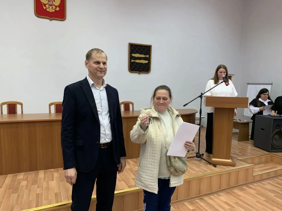 Михаил Евраев: В Переславле-Залесском вручили ключи от новых квартир жителям, которые переезжают из аварийного фонда Михаил Евраев: В Переславле-Залесском вручили ключи от новых квартир жителям, которые переезжают из аварийного фонда