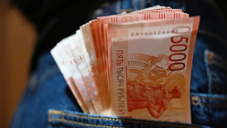69% работающих жителей Ярославской области считают, что зарплаты хватает на основные повседневные нужды