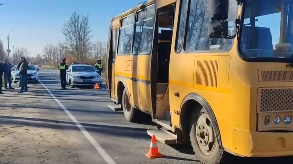 В Ярославском районе школьный автобус ПАЗ сбил подростка, который переходил дорогу вне пешеходного перехода