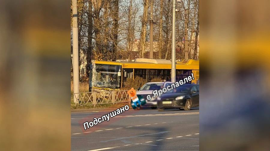 В Дзержинском районе Ярославля автобус выехал за пределы проезжей части