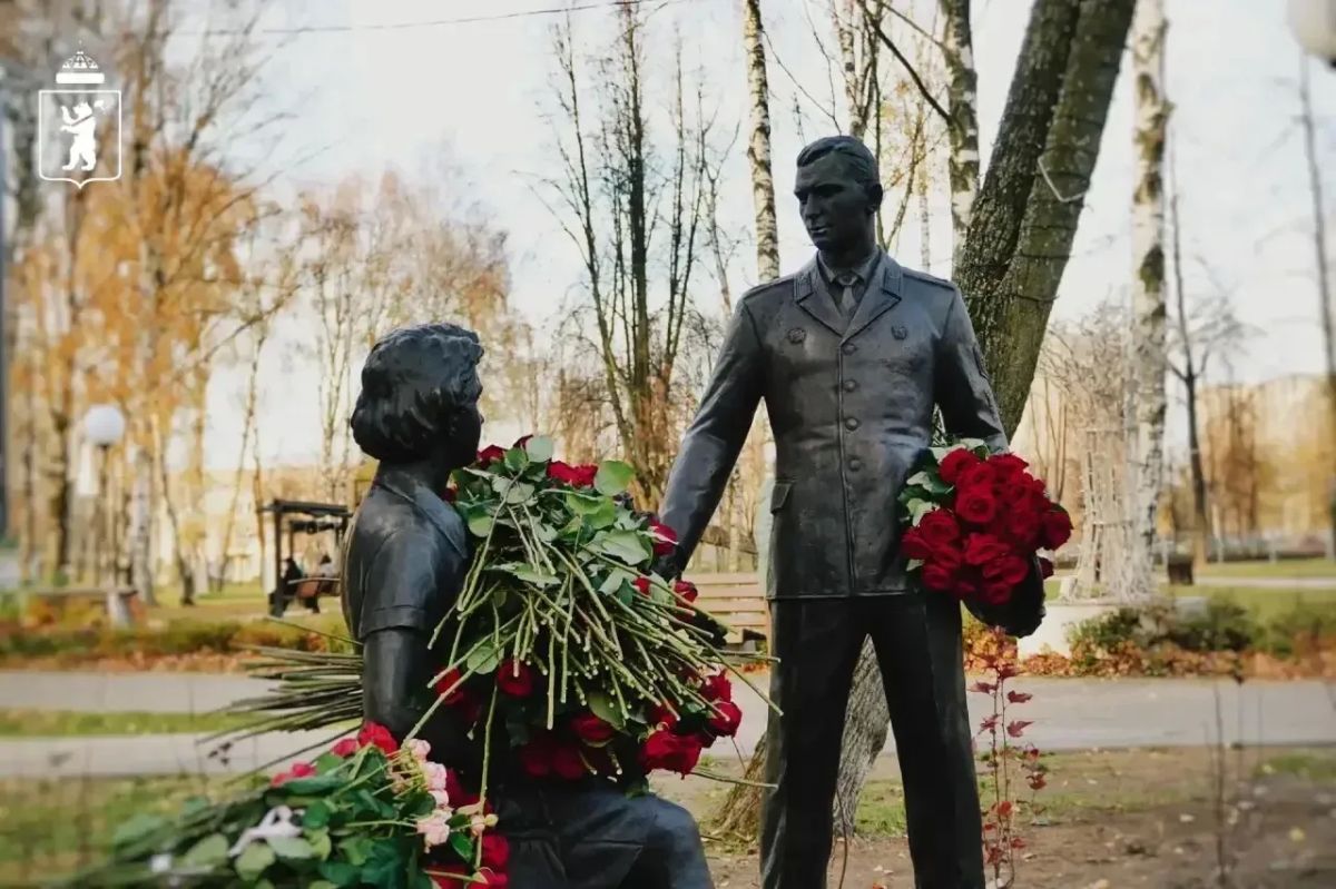 Памятник курсантской любви открыли в Юбилейном парке Ярославля Памятник курсантской любви открыли в Юбилейном парке Ярославля