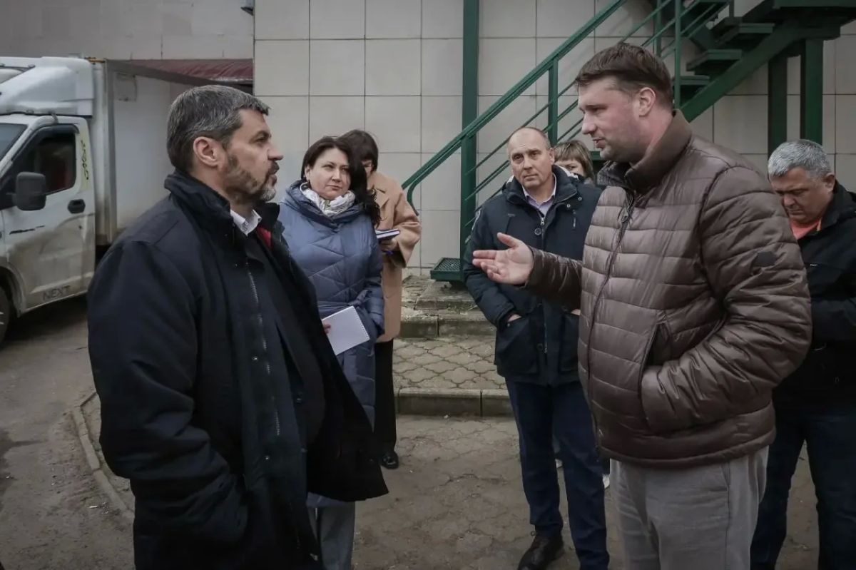 Дмитрий Рудаков: Рабочий выезд в Веретье начался с осмотра места устранения аварии на теплосетях