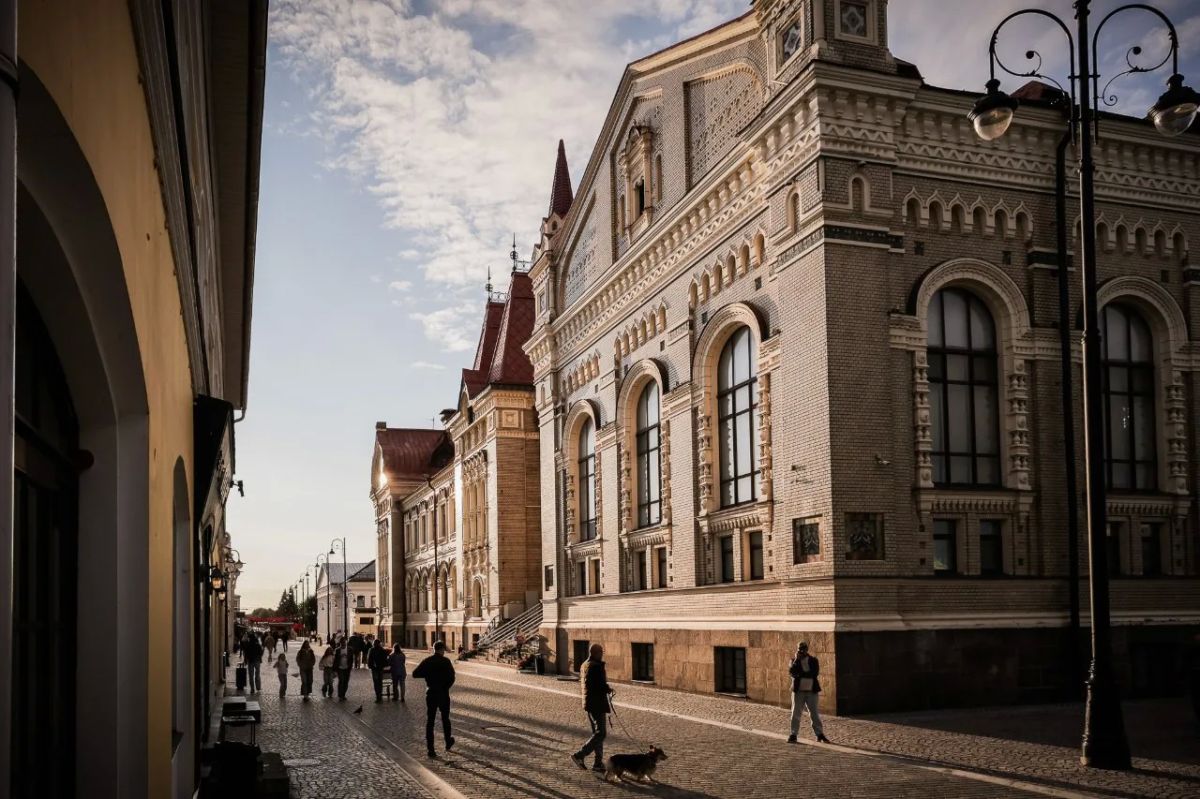 Каменная мостовая, фонари в ретростиле и улицы без машин — в Рыбинске появился пешеходный центр Каменная мостовая, фонари в ретростиле и улицы без машин — в Рыбинске появился пешеходный центр