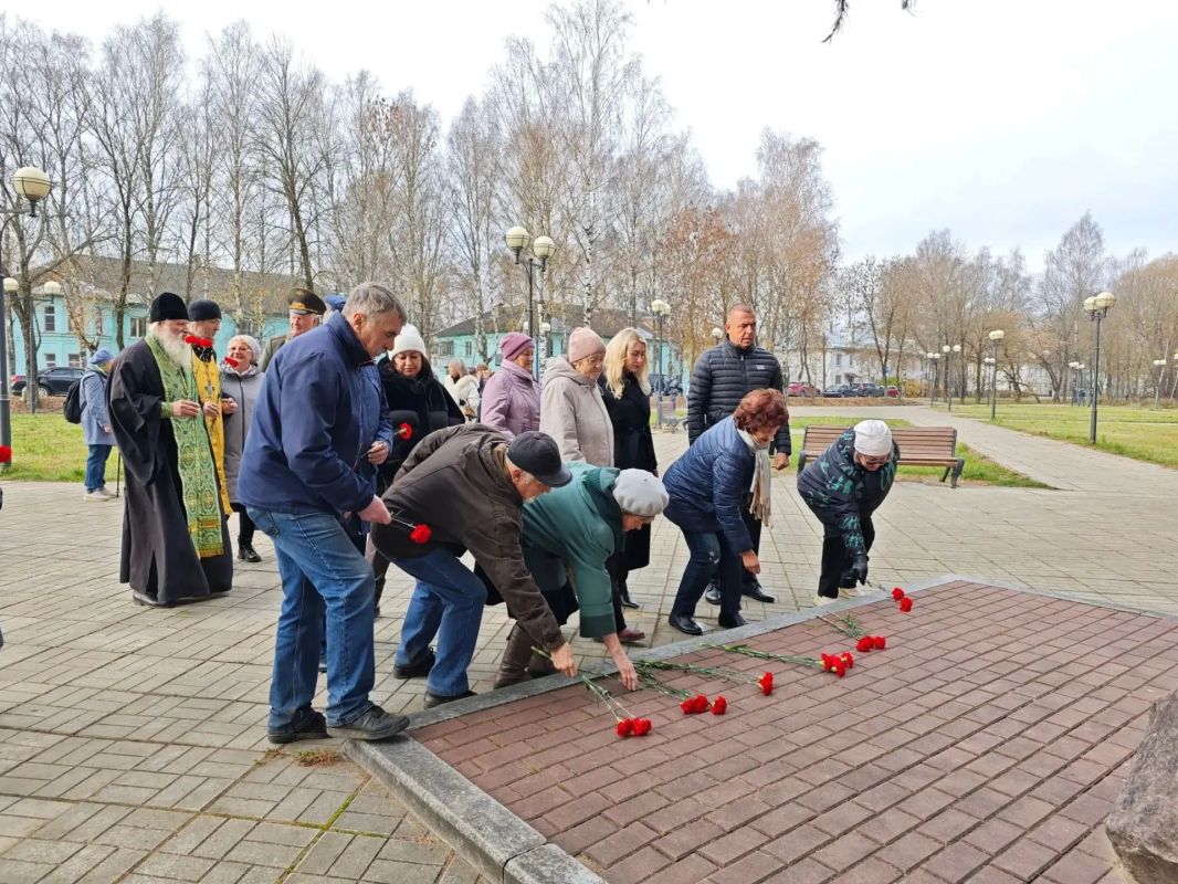 В Рыбинске почтили память жертв политических репрессий В Рыбинске почтили память жертв политических репрессий